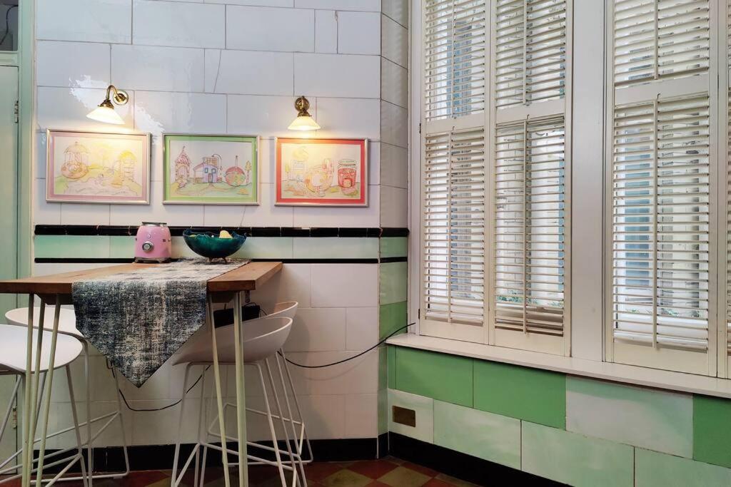 Luxury Artist In Apartment London