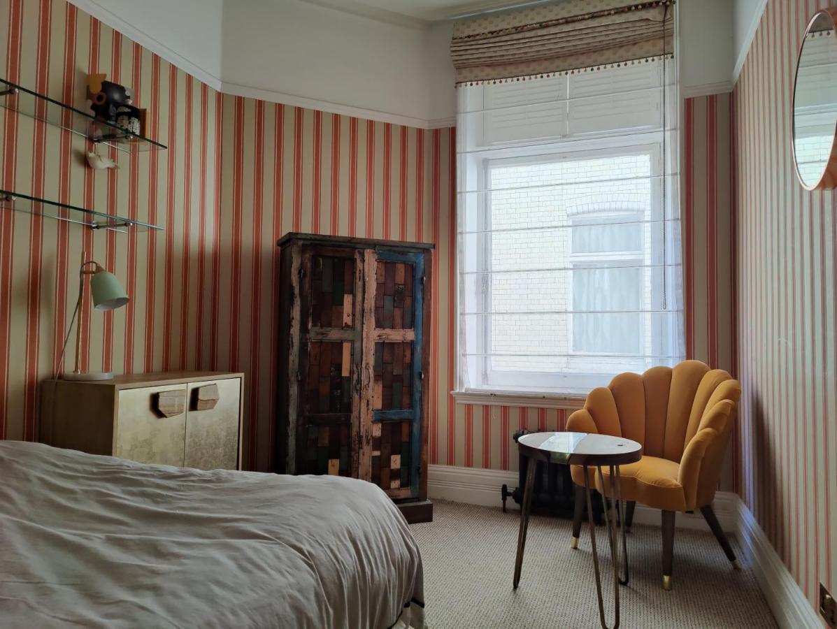 Luxury Artist In Apartment London