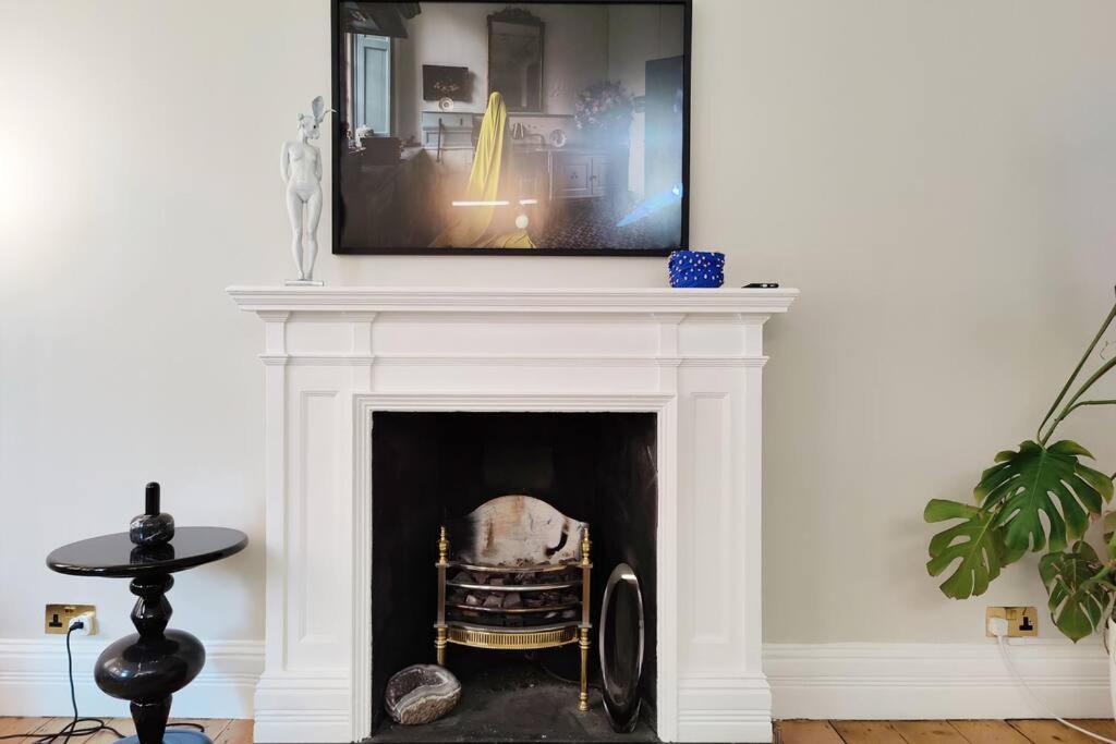 Luxury Artist In Apartment *