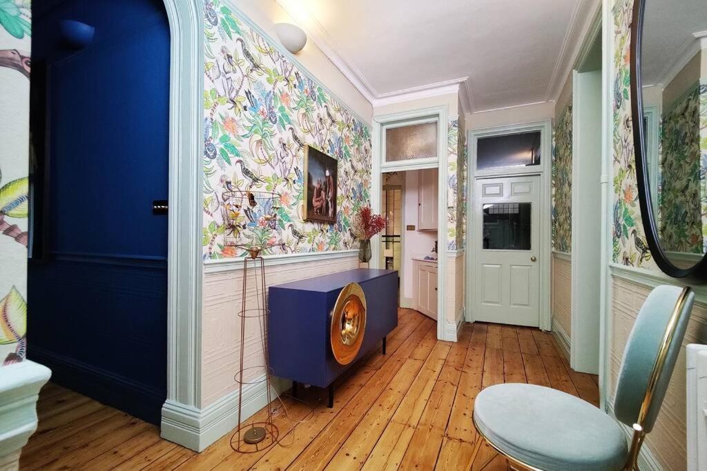 Luxury Artist In * London