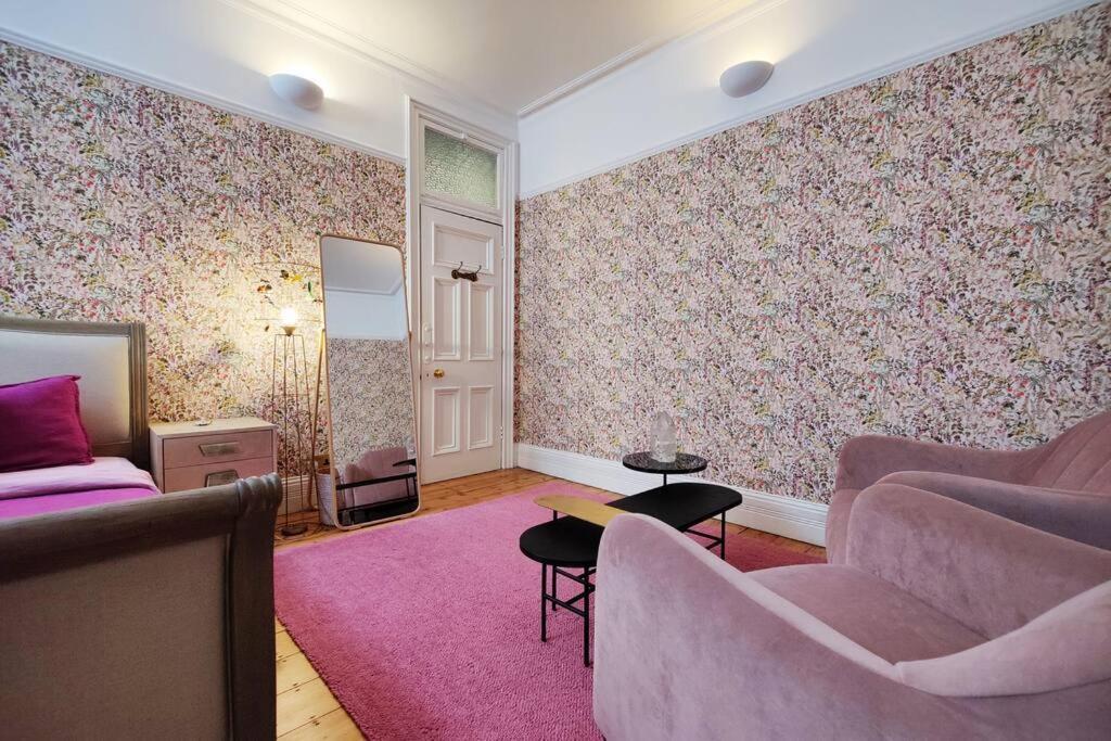 Luxury Artist In