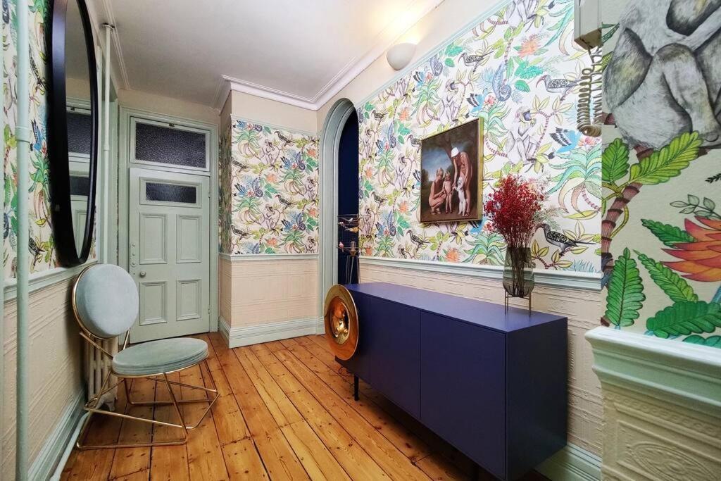 Luxury Artist In * London