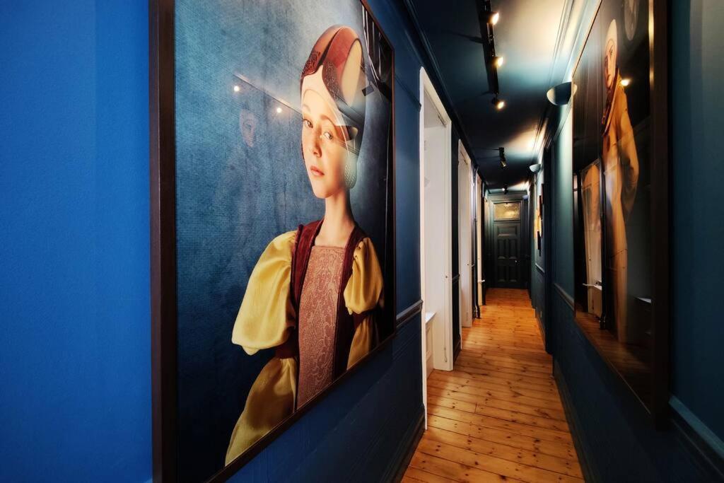 Luxury Artist In Apartment