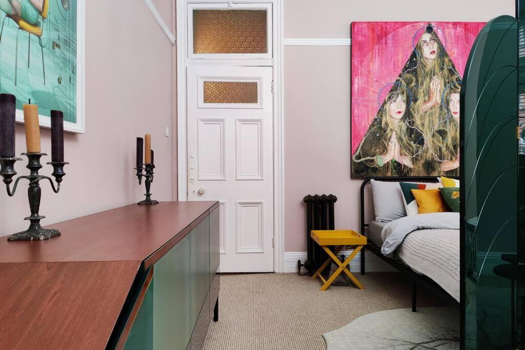 Luxury Artist In Apartment